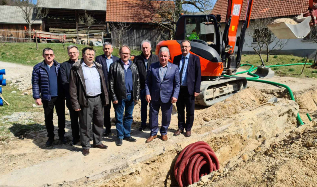 Minister Vizjak si je ogledal gradnjo vodovoda v Zamostcu