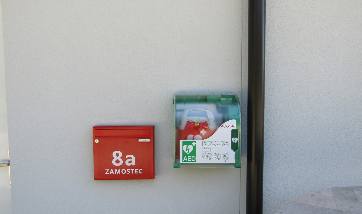 V več krajih po občini nameščeni novi defibrilatorji